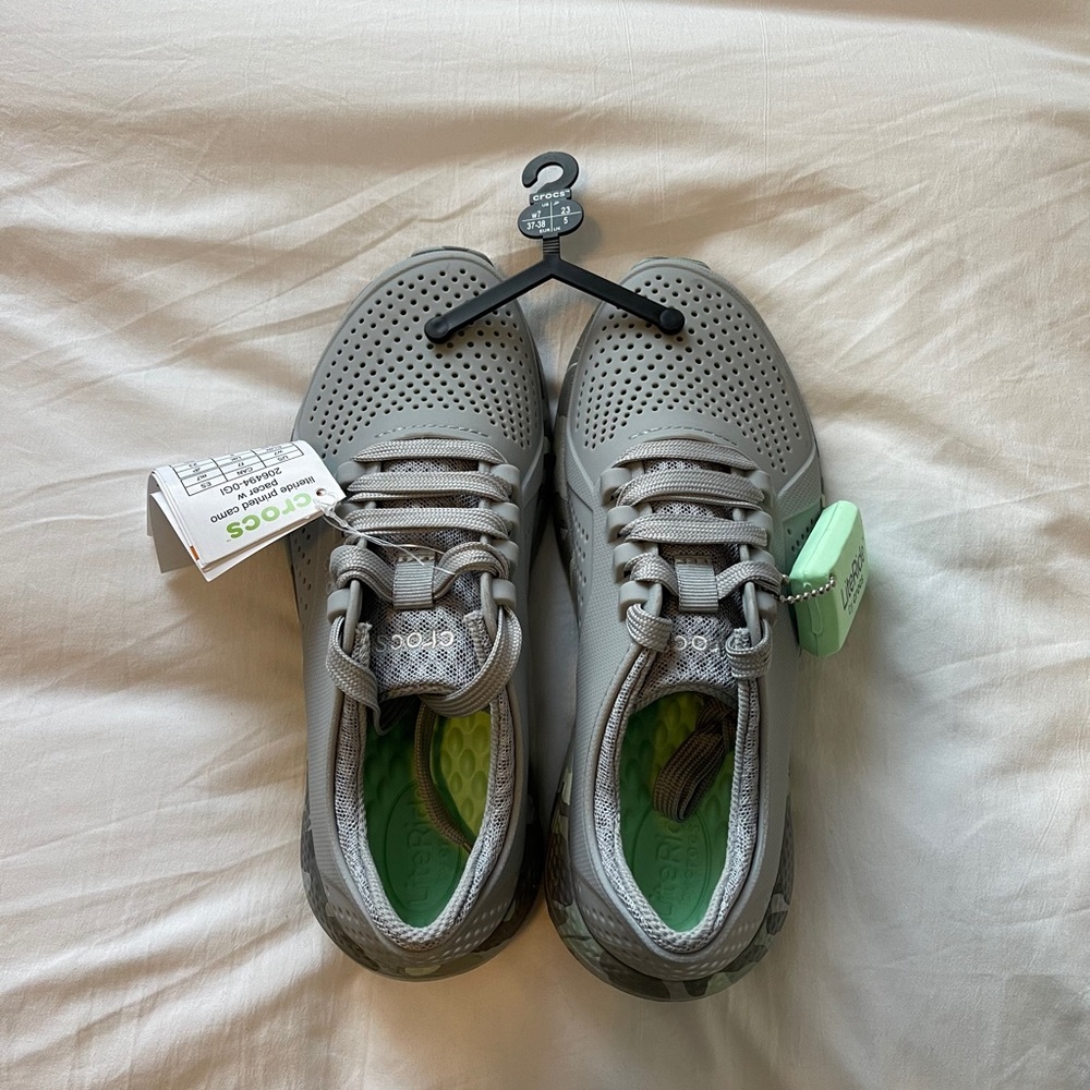 Crocs women camo literide sneakers